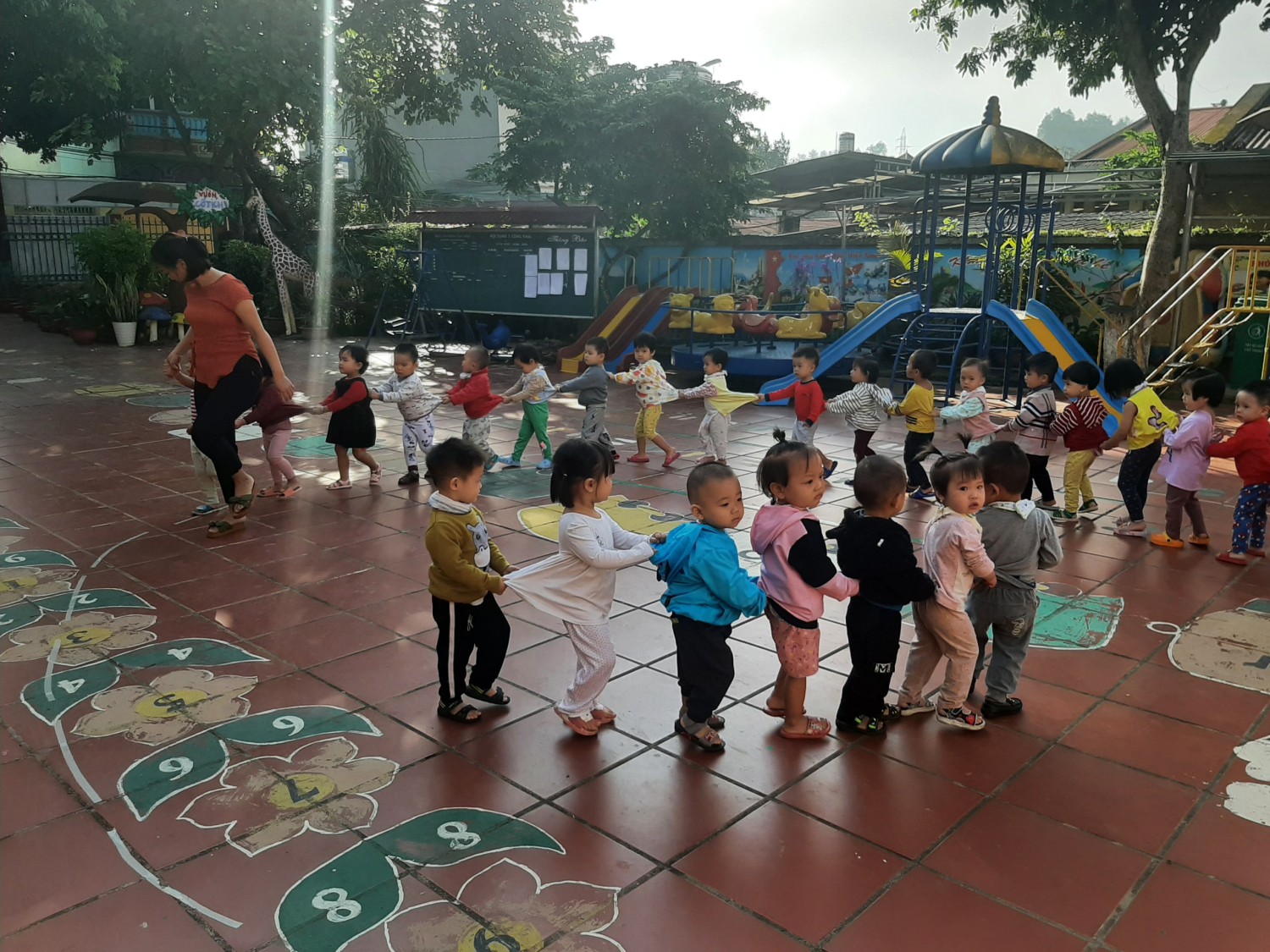 Thể dục sáng của các bé lớp cơm